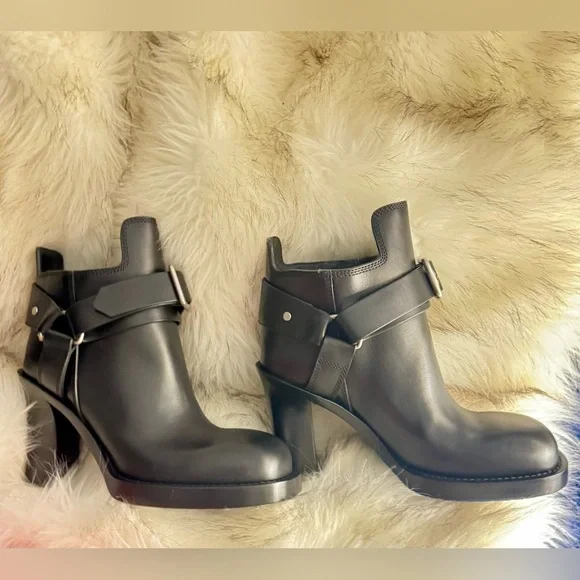 💰⬇️ BURBERRY 
Black Leather Ankle Boots 
Women's  US 7 - Picture 3 of 16